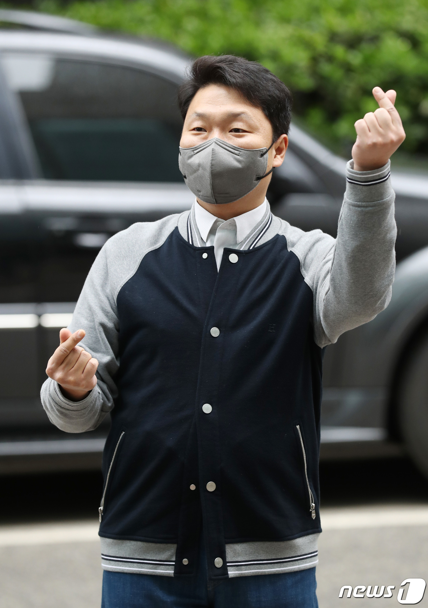 (서울=뉴스1) 권현진 기자 = 가수 싸이가 10일 오전 서울 영등포구 여의도 KBS에서 진행되는 KBS 2TV '불후의 명곡' 참석차 방송국에 들어서며 인사를 하고 있다. 202 …