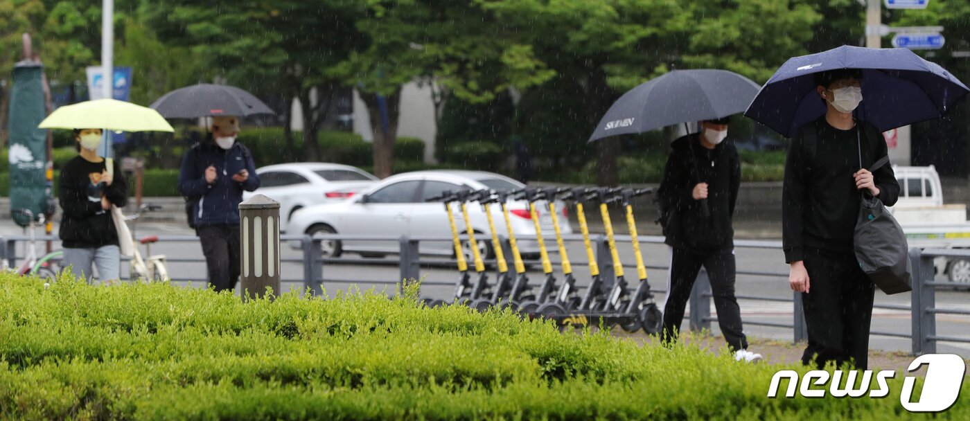 본문 이미지 - 지난 10일 전북 지역 한 대학교 앞에서 학생들이 발걸음을 옮기고 있다./뉴스1 ⓒ News1