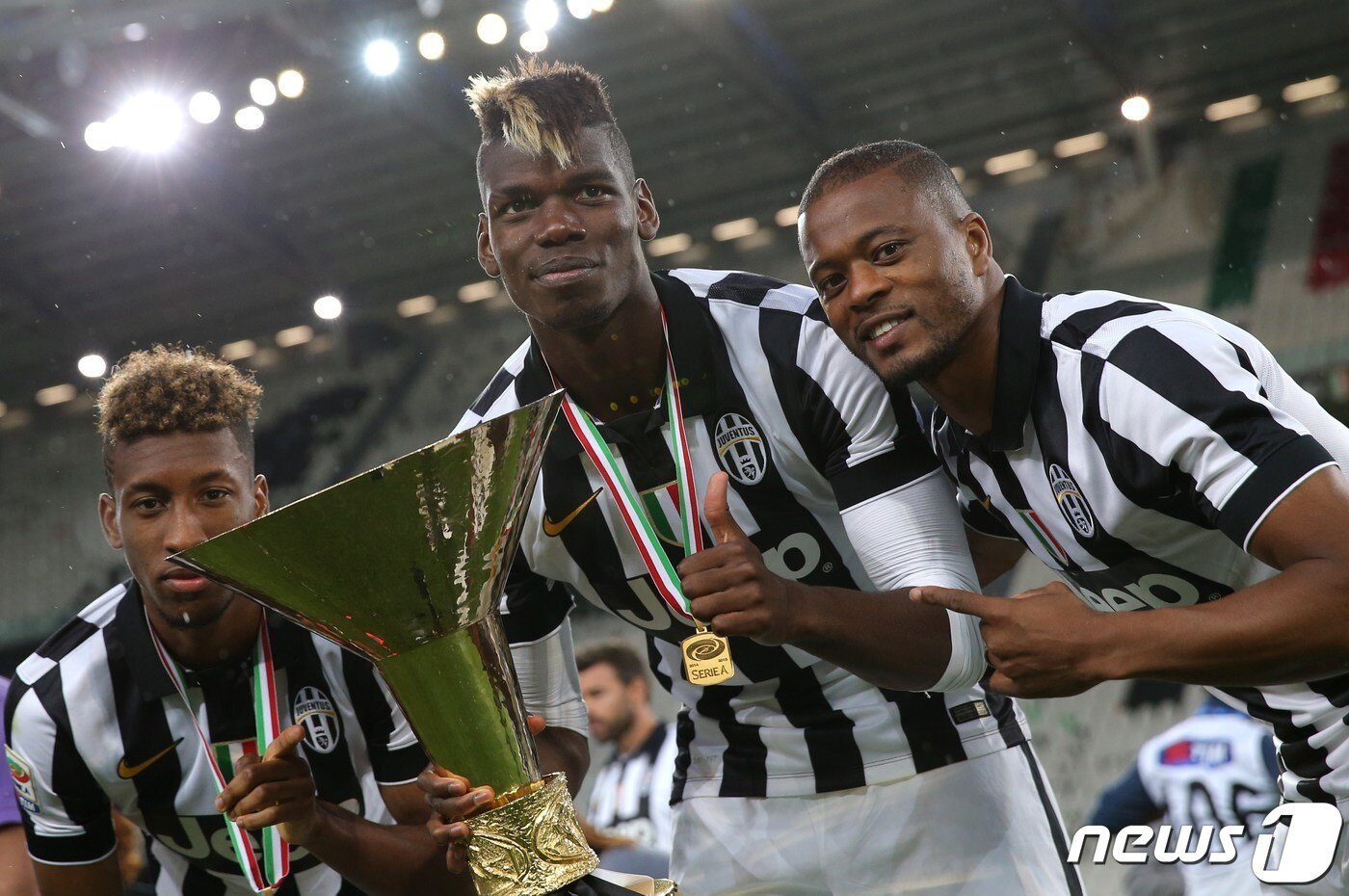 본문 이미지 - 유벤투스 시절 우승한 코망(왼쪽) ⓒ AFP=뉴스1