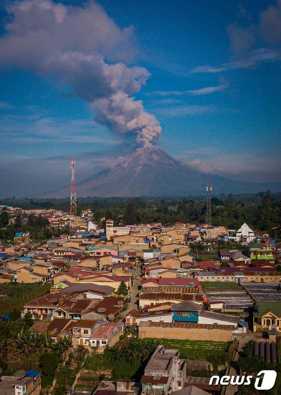 [사진] 화산재 치솟는 인도네시아 시나붕 화산