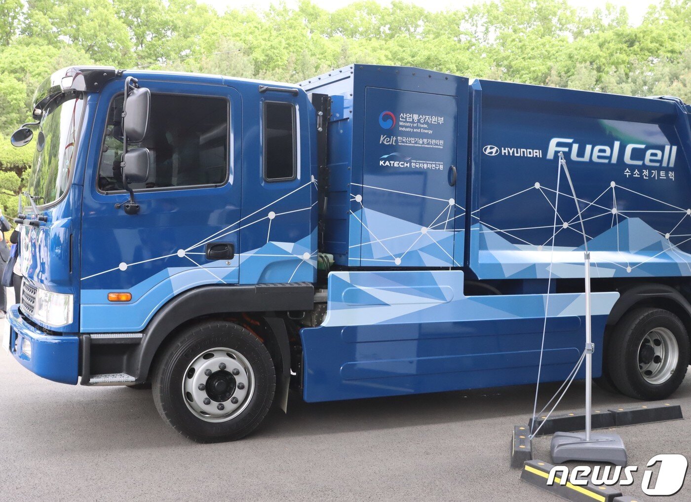 본문 이미지 - 한국자동차연구원이 개발한 창원에서 시험운행중인 수소연료전지청소차ⓒ 뉴스1