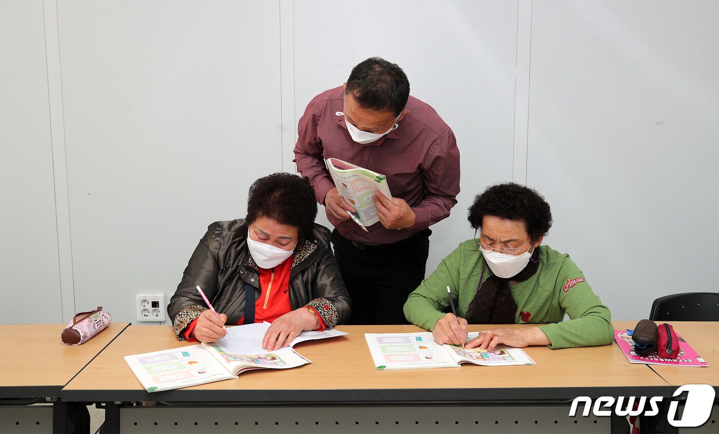 본문 이미지 - 산청군 성인문해교육 초등학력인증교실 청춘배움학교에서 어르신들이 만학의 꿈을 이루고 있다(산청군 제공)ⓒ 뉴스1