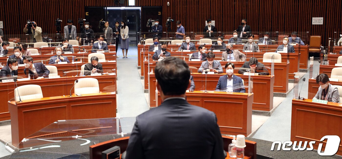 본문 이미지 - 더불어민주당 의원들이 11일 오전 간담회가 열린 서울 여의도 국회 예결위회의장에서 송영길 대표의 인사말을 듣고 있다. 2021.5.11/뉴스1 ⓒ News1 이동해 기자