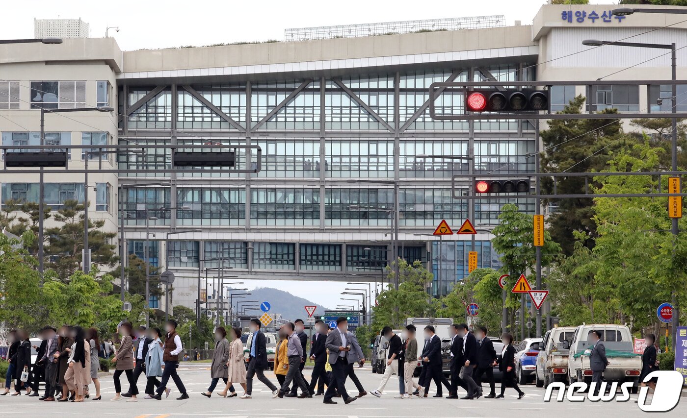 본문 이미지 - 정부세종청사 공무원들이 점심시간에 맞춰 식당가로 이동하고 있다.뉴스1 ⓒ News1 장수영 기자
