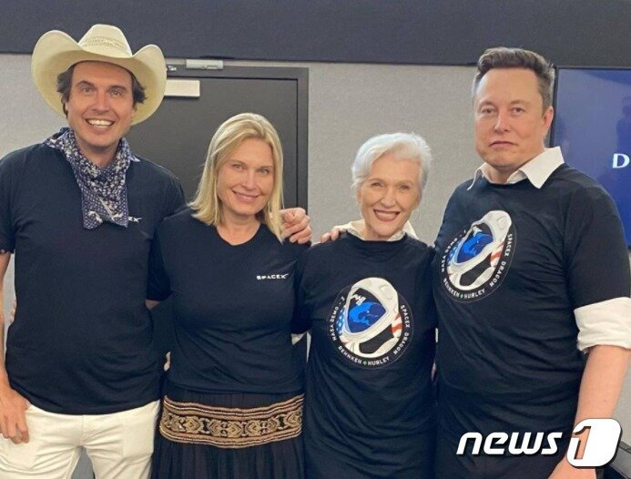 본문 이미지 - 머스크 어머니와 삼남매 - 머스크 인스타 갈무리