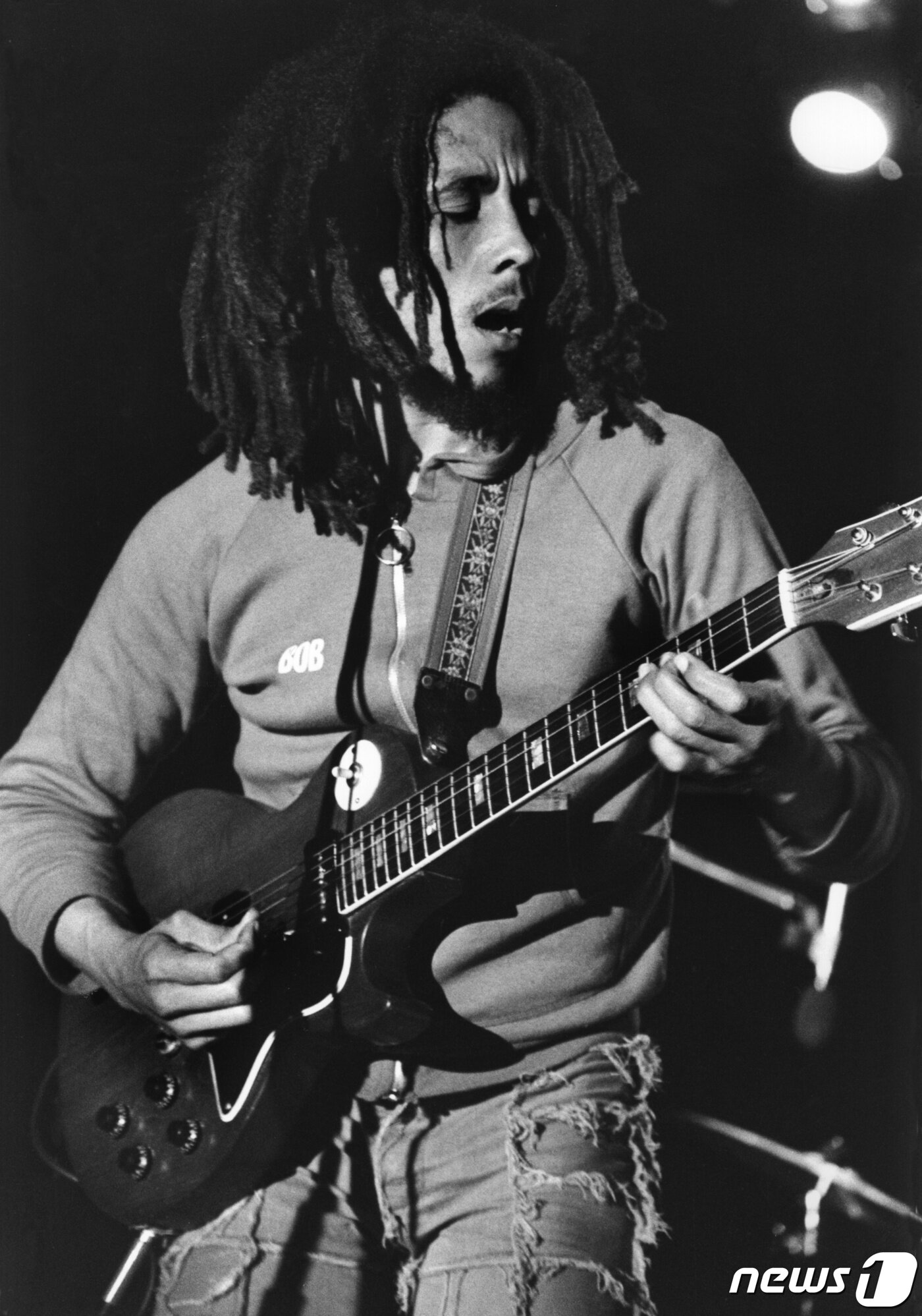 본문 이미지 - 자메이카 레게 전설 밥말리가 1976년 6월 영국에서 공연하는 모습. ⓒ 로이터=뉴스1 ⓒ News1 원태성 기자