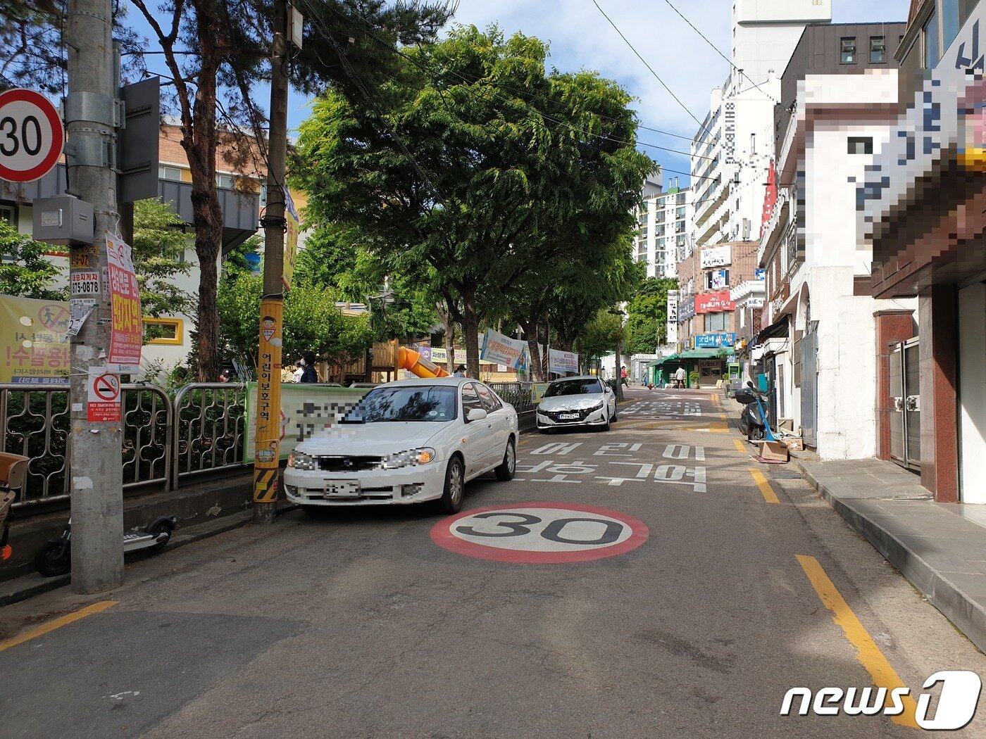 본문 이미지 - 11일 오후 서울 관악구의 한 초등학교 어린이 보호구역에 차량들이 불법 주정차 돼 있다. ⓒ 뉴스1(한상희 기자) 