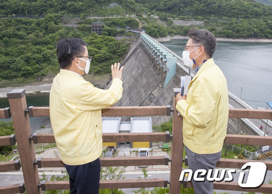 섬진강댐 홍수상황 점검하는 홍정기 차관