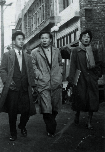 본문 이미지 - 명동 거리를 걷는 시인 조병화(가운데)와 화가 천경자(오른쪽), 소설가 이봉구. 1956년 촬영 당시 이들은 각각 35세, 32세, 40세였다. (국립현대미술관)ⓒ 뉴스1