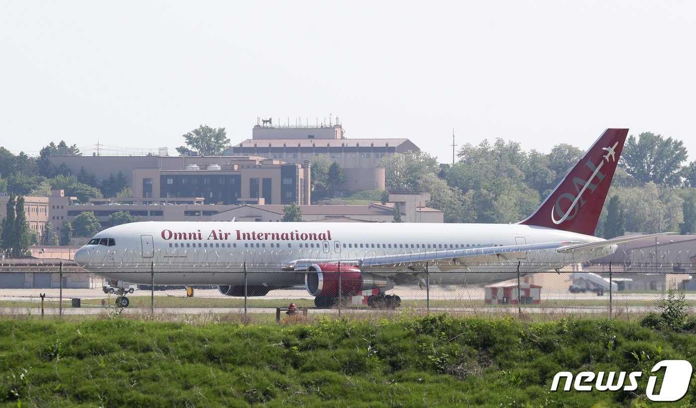 (평택=뉴스1) 김영운 기자 = 애브릴 헤인스 미국 국가정보국(DNI) 국장이 탑승한 것으로 추정되는 비행기가 12일 오후 경기도 평택시 주한미군 오산공군기지에 착륙하고 있다. 헤 …