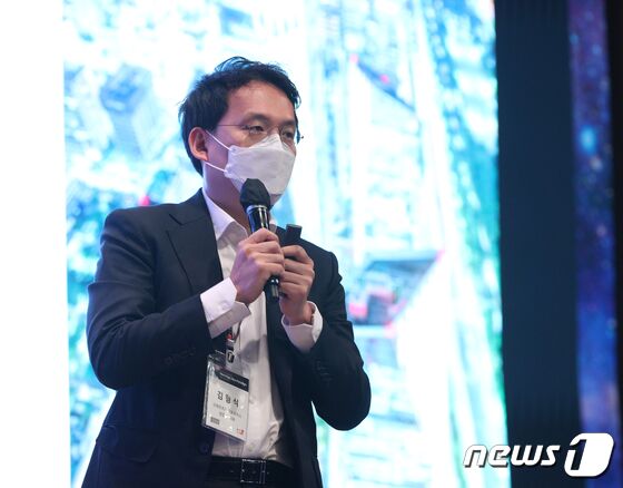 김형식 크래프트테크놀로지스 대표가 12일 서울 중구 대한상공회의소 국제회의장에서 열린 '뉴스1 미래포럼 2021'에서 '월가에서 경쟁하는 한국 핀테크기업의 인공지능(AI) 기반 펀드'를 주제로 강연하고 있다. 이번 포럼은 '새 희망, 새 패러다임'을 주제로 뉴스1(대표이사 이백규)이 창립 10주년을 맞이해 국내외 명사와 혁신으로 한국경제에 새 바람을 일으키고 있는 기업인을 초청해 열렸다. 2021.5.12/뉴스1 © News1 신웅수 기자
