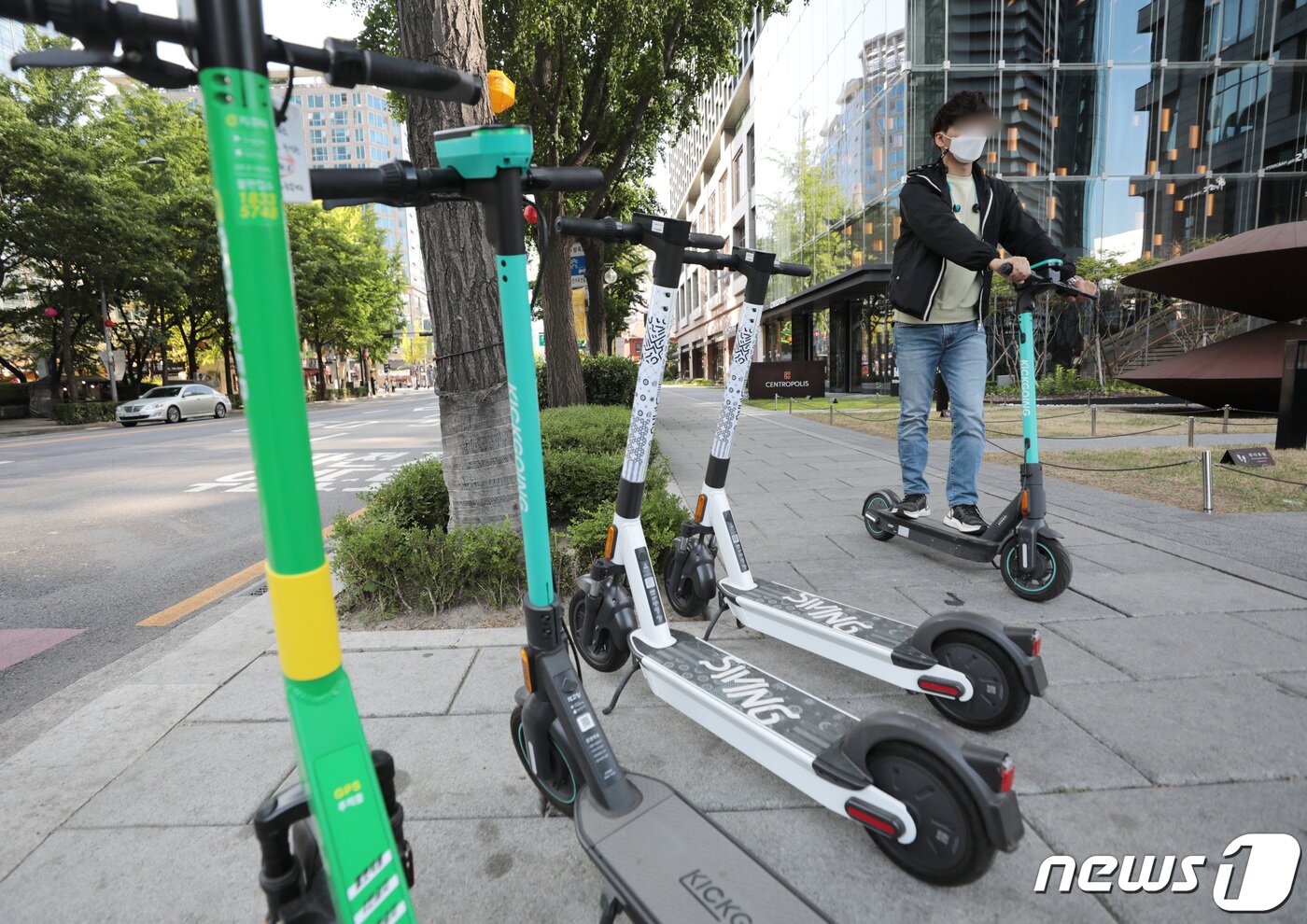 본문 이미지 - 전동킥보드 등 개인형 이동장치(PM)의 이용 규제를 강화하는 개정 도로교통법 시행을 하루 앞둔 12일 서울의 한 인도에서 시민이 헬멧 없이 전동킥보드를 이용하고 있다. 2021.5.11/뉴스1 ⓒ News1 이성철 기자