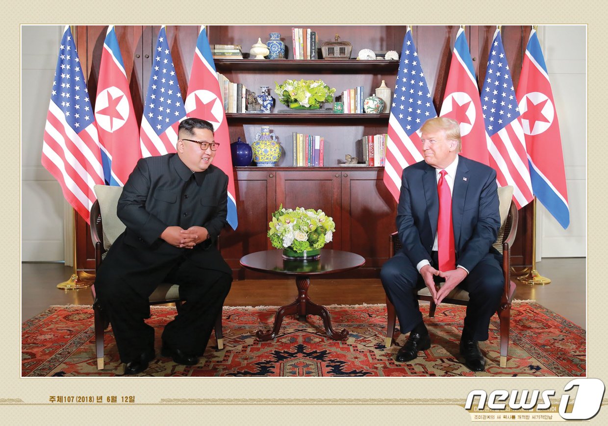 본문 이미지 - 북한 외국문출판사가 지난 2021년 5월 12일 공개한 김정은 총비서 화보 &#39;대외관계 발전의 새 시대를 펼치시어&#39;. 김 총비서가 2018년 6월 싱가포르 북미정상회담에서 도널드 트럼프 당시 미국 대통령과 대화하는 모습이 실려있다.&#40;외국문출판사 화보 캡처&#41; 2021.5.12/뉴스1