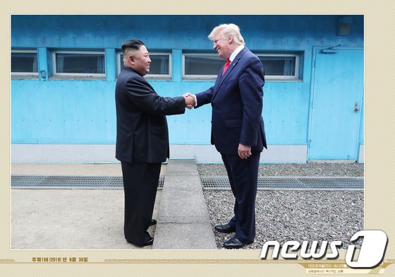 김정은 북한 노동당 총비서와 도널드 트럼프 전 미국 대통령.(외국문출판사 화보 캡처) 2021.5.12/뉴스1