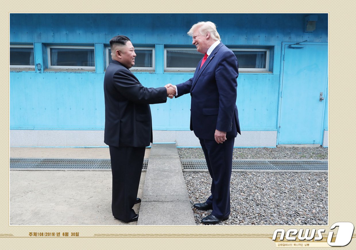 본문 이미지 - 도널드 트럼프 전 미국 대통령과 김정은 북한 노동당 총비서가 2019년 6월 30일 남북미 판문점에서 만나 악수를 나누고 있는 모습.(외국문출판사 화보 캡처) 2021.5.12/뉴스1