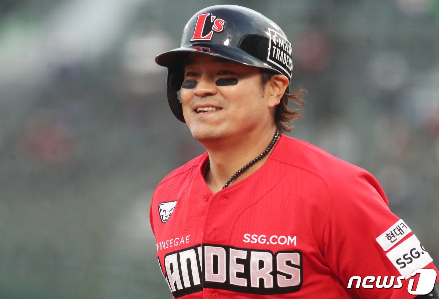 본문 이미지 - 12일 오후 부산 사직야구장에서 열린 '2021 프로야구 신한은행 SOL KBO리그' 롯데 자이언츠와 SSG 랜더스 경기에서 1회초 2사 주자 없는 상황 SSG 추신수가 홈런을 치고 홈으로 들어와 미소를 짓고 있다. 2021.5.12/뉴스1 ⓒ News1 여주연 기자