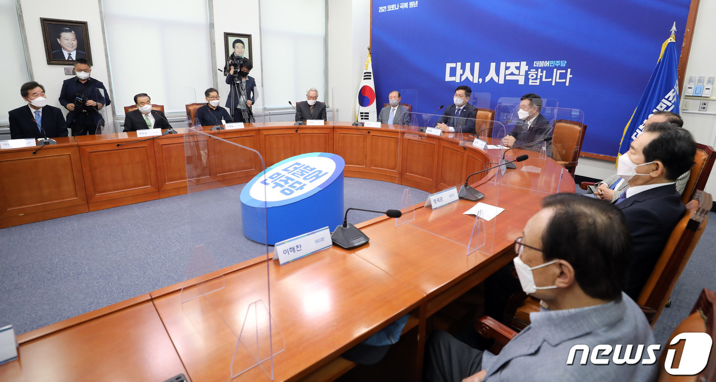 (서울=뉴스1) 이동해 기자 = 송영길 더불어민주당 대표가 13일 서울 여의도 국회에서 열린 상임고문단 간담회에서 인사말을 하고 있다. 2021.5.13/뉴스1