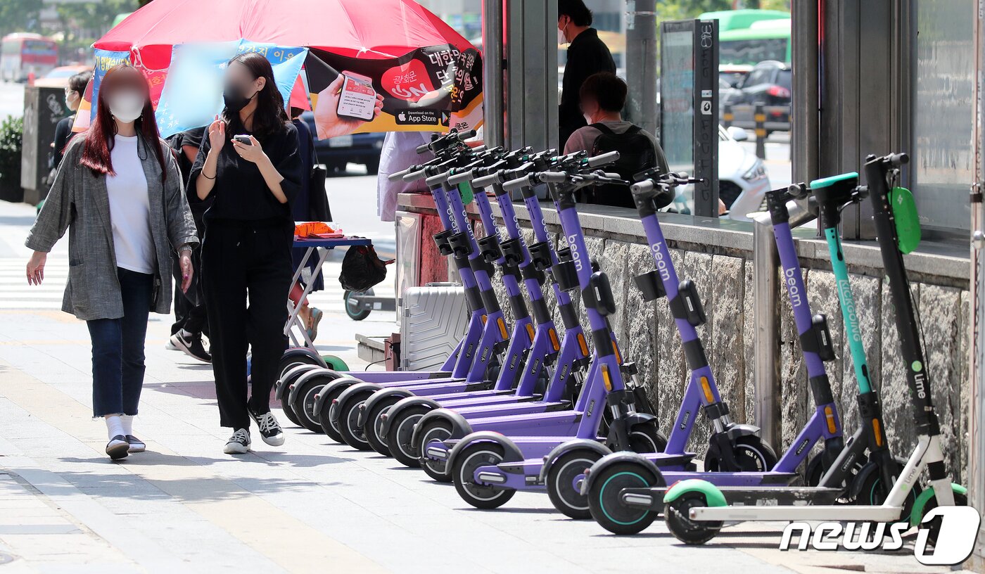 본문 이미지 - 전동킥보드 등 개인형 이동장치(PM)의 이용 규제를 강화하는 개정 도로교통법 시행이 시작된 13일 오후 서울 마포구 홍대입구역에 전동킥보드들이 놓여져 있다. 2021.5.13/뉴스1 ⓒ News1 김진환 기자