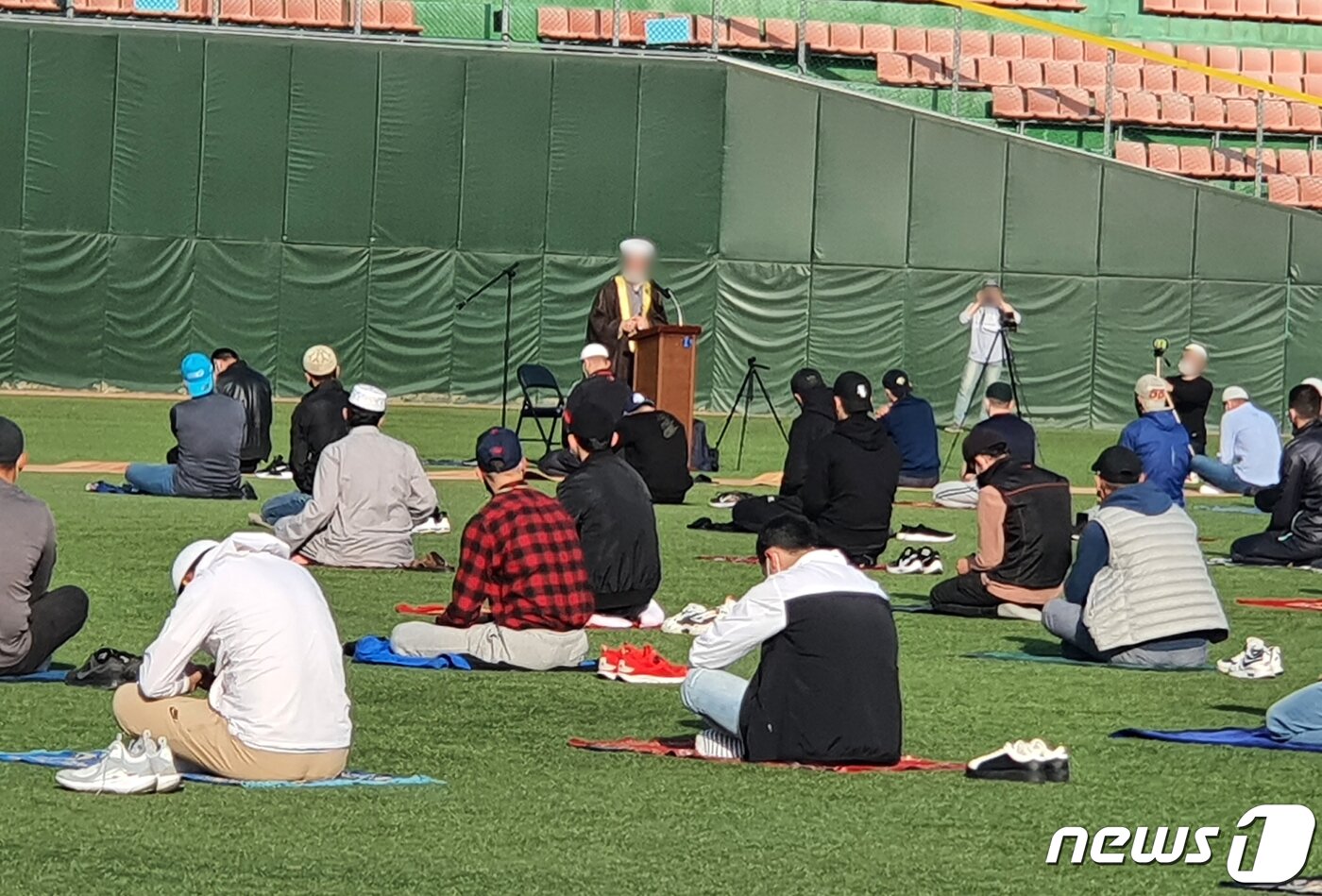본문 이미지 - 13일 오전 충북 청주야구장에서 라마단 종료를 기념하는 이드 알피트르 행사가 열리고 있다. 이날 행사에는 신종 코로나바이러스 감염증(코로나19) 음성 진단을 받은 무슬림 150여명이 참석했다. (청주시 제공)2021.5.13/뉴스1 ⓒ News1 김용빈 기자