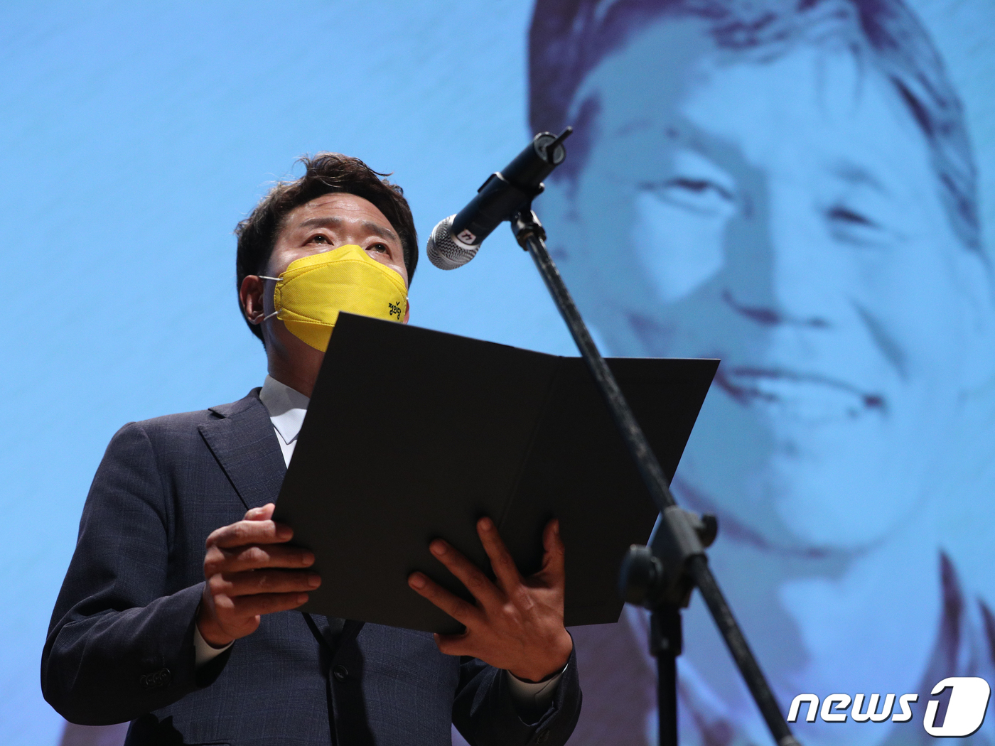 (서울=뉴스1) 신웅수 기자 = 여영국 정의당 대표가 13일 오후 서울 동작구 서울여성플라자에서 열린 故 정광훈 전국농민회총연맹 의장 10주기 추모제에서 추모사를 하고 있다.정 의 …