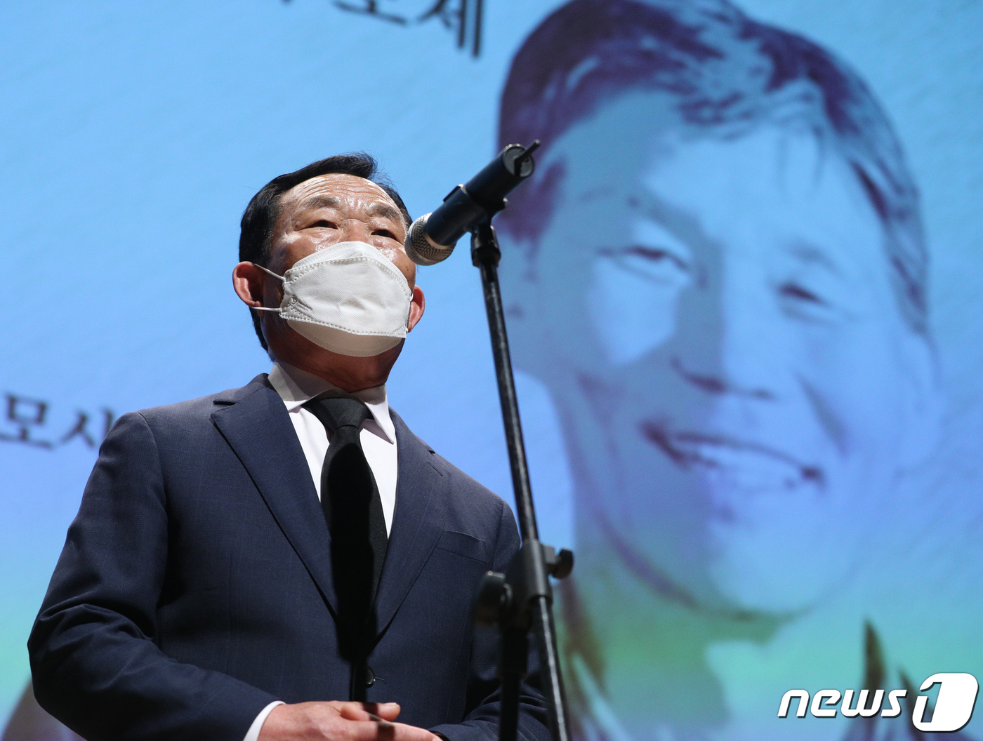 (서울=뉴스1) 신웅수 기자 = 문경식 정광훈의장추모사업회장이 13일 오후 서울 동작구 서울여성플라자에서 열린 故 정광훈 전국농민회총연맹 의장 10주기 추모제에서 인사말을 하고 있 …