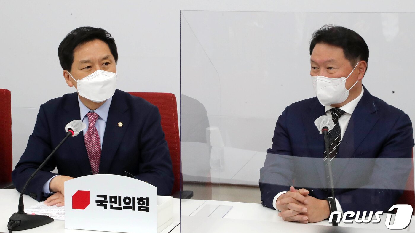 본문 이미지 - 김기현 국민의힘 당 대표 권한대행 겸 원내대표가 13일 오후 서울 여의도 국회에서 최태원 대한상공회의소 회장을 접견하며 인사말을 하고 있다. 2021.5.13/뉴스1 ⓒ News1 오대일 기자