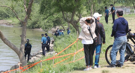 본문 이미지 - 13일 오후 서울 서초구 반포한강공원 수상택시 승강장 인근에서 경찰이 故 손정민씨 친구 A씨의 스마트폰 수색 작업을 하고 있다. 한강경찰대는 이날 정민씨 친구 A씨의 스마트폰 수중 수색 작업을 진행했다. 서울경찰청에 따르면 국과수는 전날(12일) 손씨의 사인에 대해 "음주 후 2~3시간 후에 사망했다＂는 소견을 이날 경찰에 보냈다. 2021.5.13/뉴스1 ⓒ News1 민경석 기자