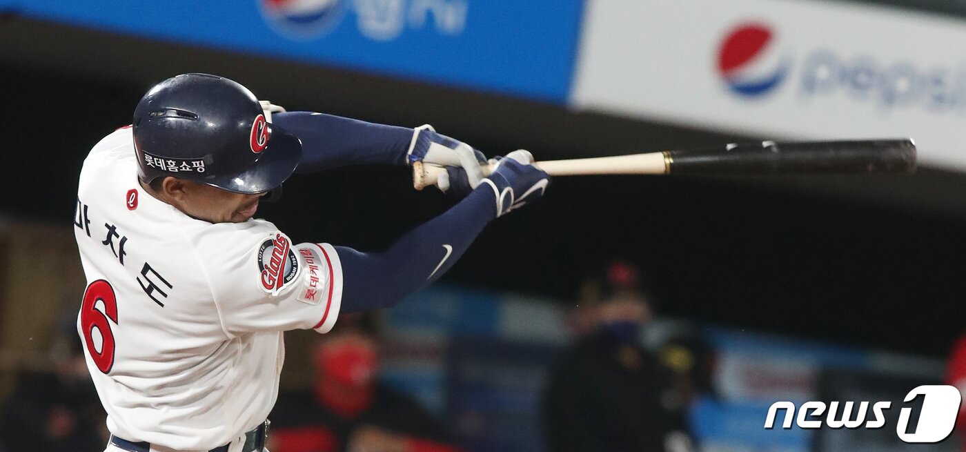 본문 이미지 - 13일 오후 부산 사직야구장에서 열린 '2021 프로야구 신한은행 SOL KBO리그' 롯데 자이언츠와 SSG 랜더스 경기에서 4회말 1사 주자 2루 상황 롯데 마차도가 투런 홈런을 치고 있다. 2021.5.13/뉴스1 ⓒ News1 DB