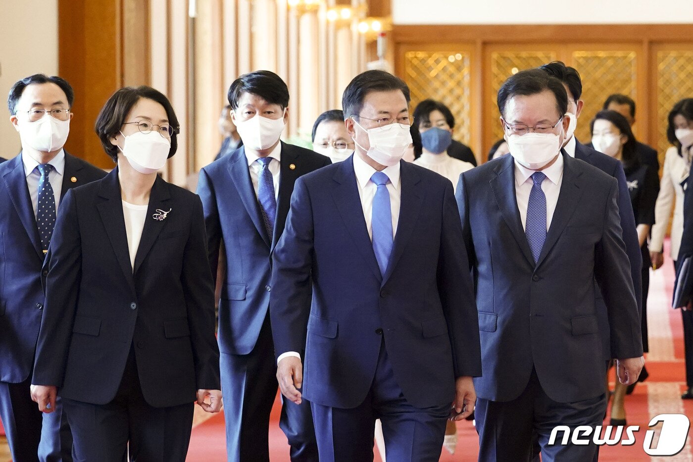 본문 이미지 - 문재인 대통령이 14일 청와대에서 김부겸 신임 국무총리와 장관들에게 임명장 수여 후 환담장으로 이동하고 있다. 앞줄 왼쪽부터 반시계방향으로 임혜숙 과기정보통신부 장관, 문 대통령, 김부겸 국무총리, 노형욱 국토교통부 장관, 안경덕 고용노동부 장관, 문승욱 산업통상자원부 장관. 2021.5.14/뉴스1 ⓒ News1 이광호 기자