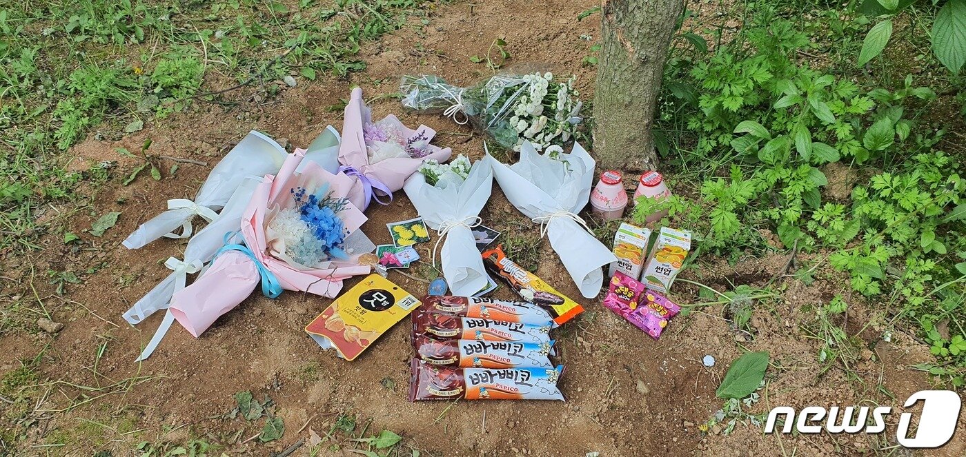 본문 이미지 - 지난해 5월 12일 극단적인 선택을 한 청주 여중생 2명이 처음 발견된 곳에 국화 꽃다발 등이 놓여있다./ⓒ 뉴스1 조준영 기자