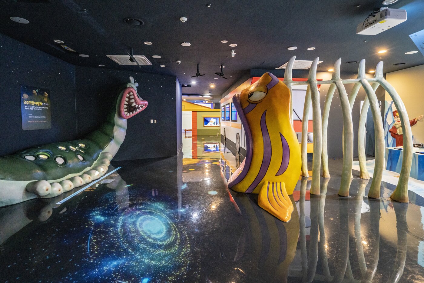 본문 이미지 - 둘리뮤지엄. 뮤지엄동 1층 매직어드벤처 전시실에 실감 체험형 놀이 기구들이 설치돼 있다.