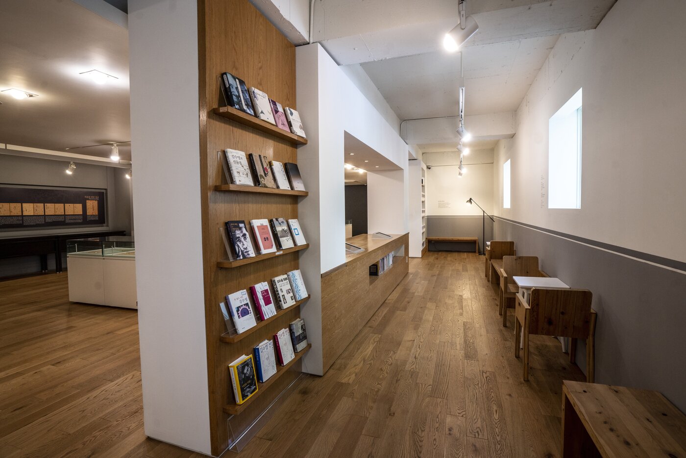 본문 이미지 - 김수영문학관 2층에 김수영의 작품을 열람할 수 있는 공간이 마련돼 있다.