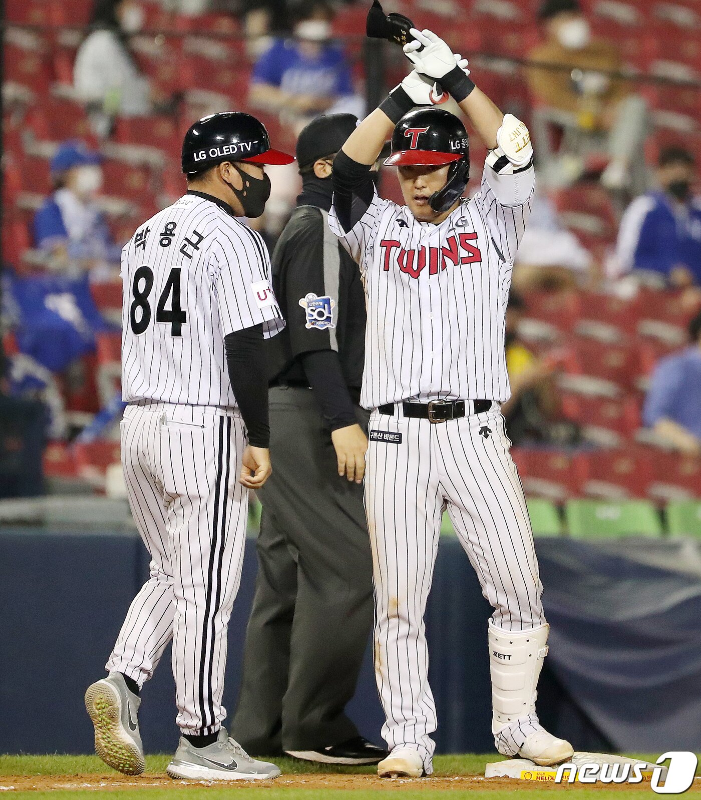 본문 이미지 - 14일 오후 서울 잠실야구장에서 열린 '2021 신한은행 SOL KBO리그' 삼성라이온즈와 LG트윈스의 경기에서 LG 정주현이 7회말 선두타자로 나와 3루타를 친 후 덕아웃을 향해 세리머니를 하고 있다. 2021.5.14/뉴스1 ⓒ News1 김진환 기자