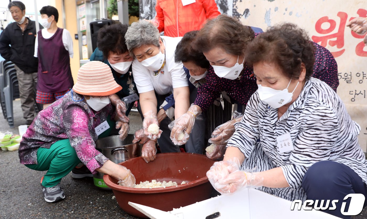 본문 이미지 - 1980년 5월 당시 양동 노점상 어머니들이 제41주년 5·18민주화운동을 앞둔 지난 2021년 5월16일 오후 광주 서구 옛 방앗간 터(현 양동행정복지센터)에서 주먹밥 만들기를 재현하고 있다. 2021.5.16/뉴스1 ⓒ News1 이수민 기자