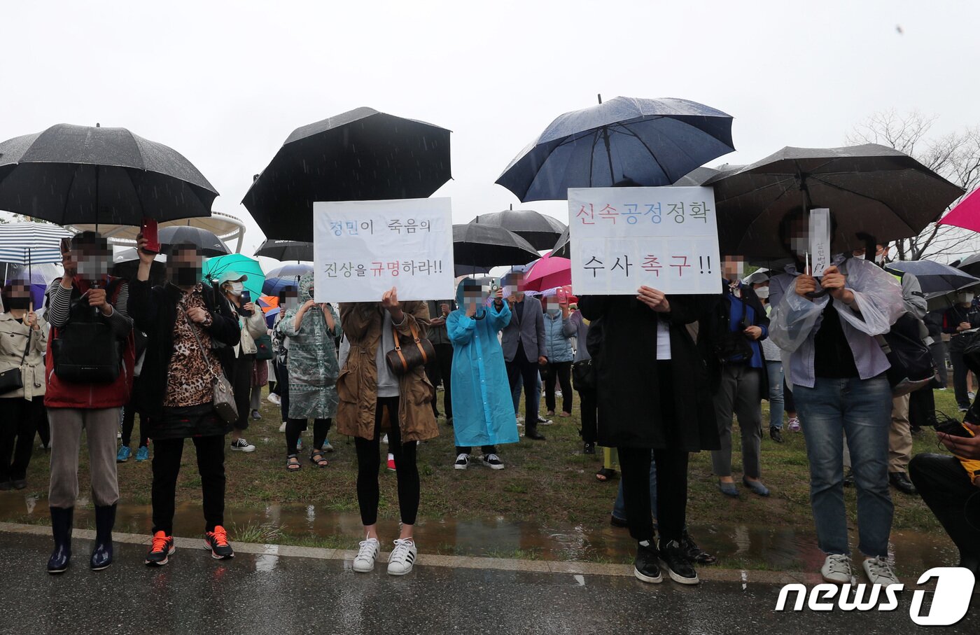 본문 이미지 - 16일 오후 서울 서초구 반포한강공원 수상택시 승강장 인근에서 열린 故 손정민씨 추모 집회에 참석한 시민들이 진상규명을 촉구하고 있다. 2021.5.16/뉴스1 ⓒ News1 박세연 기자