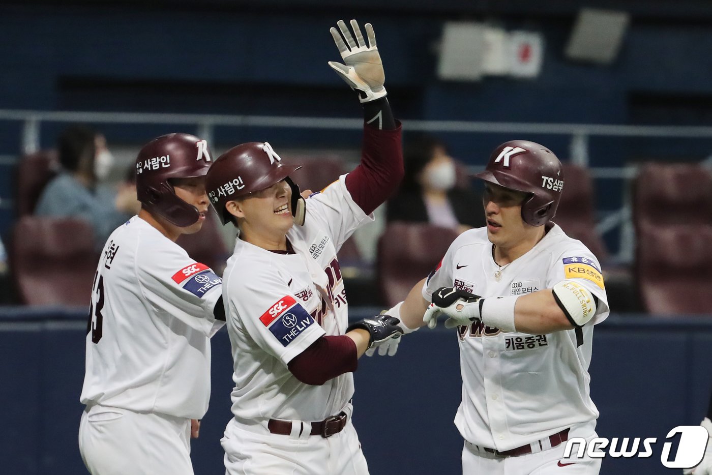 본문 이미지 - 16일 오후 서울 구로구 고척스카이돔에서 열린 &#39;2021 프로야구 신한은행 SOL KBL리그&#39; 한화 이글스와 키움 히어로즈의 경기 7회말 1사 주자 1,3루 상황에서 3점 홈런을 친 키움 박동원이 동료 선수들의 축하를 받고 있다. 2021.5.16/뉴스1 ⓒ News1 황기선 기자