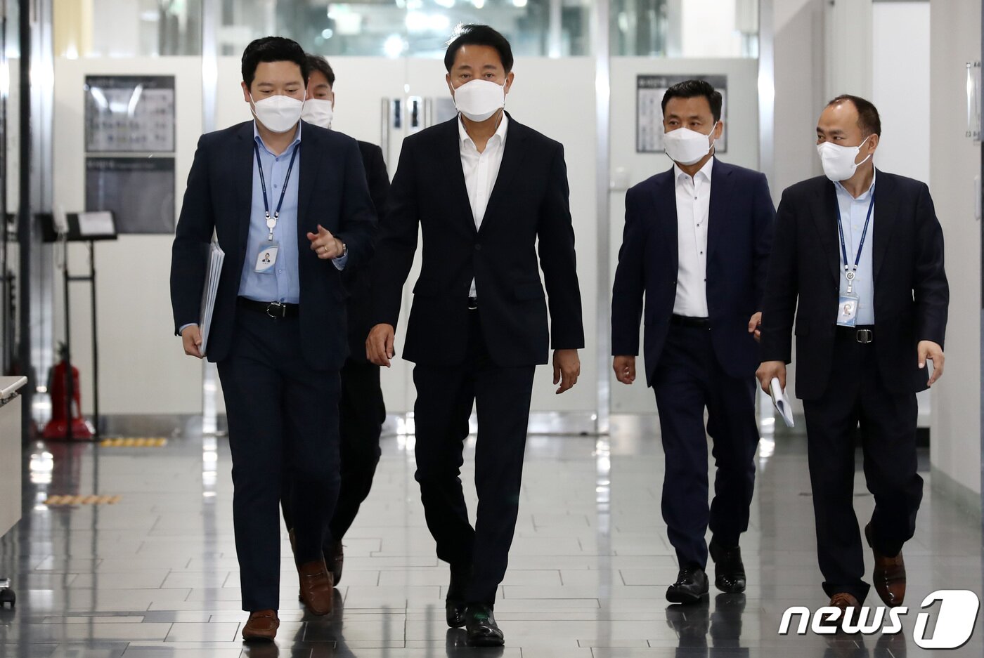 본문 이미지 - 오세훈 서울시장이 17일 오전 서울 중구 서울시청에서 취임 한달을 맞아 기자간담회를 하기 위해 이동하고 있다. 2021.5.17/뉴스1 ⓒ News1 안은나 기자