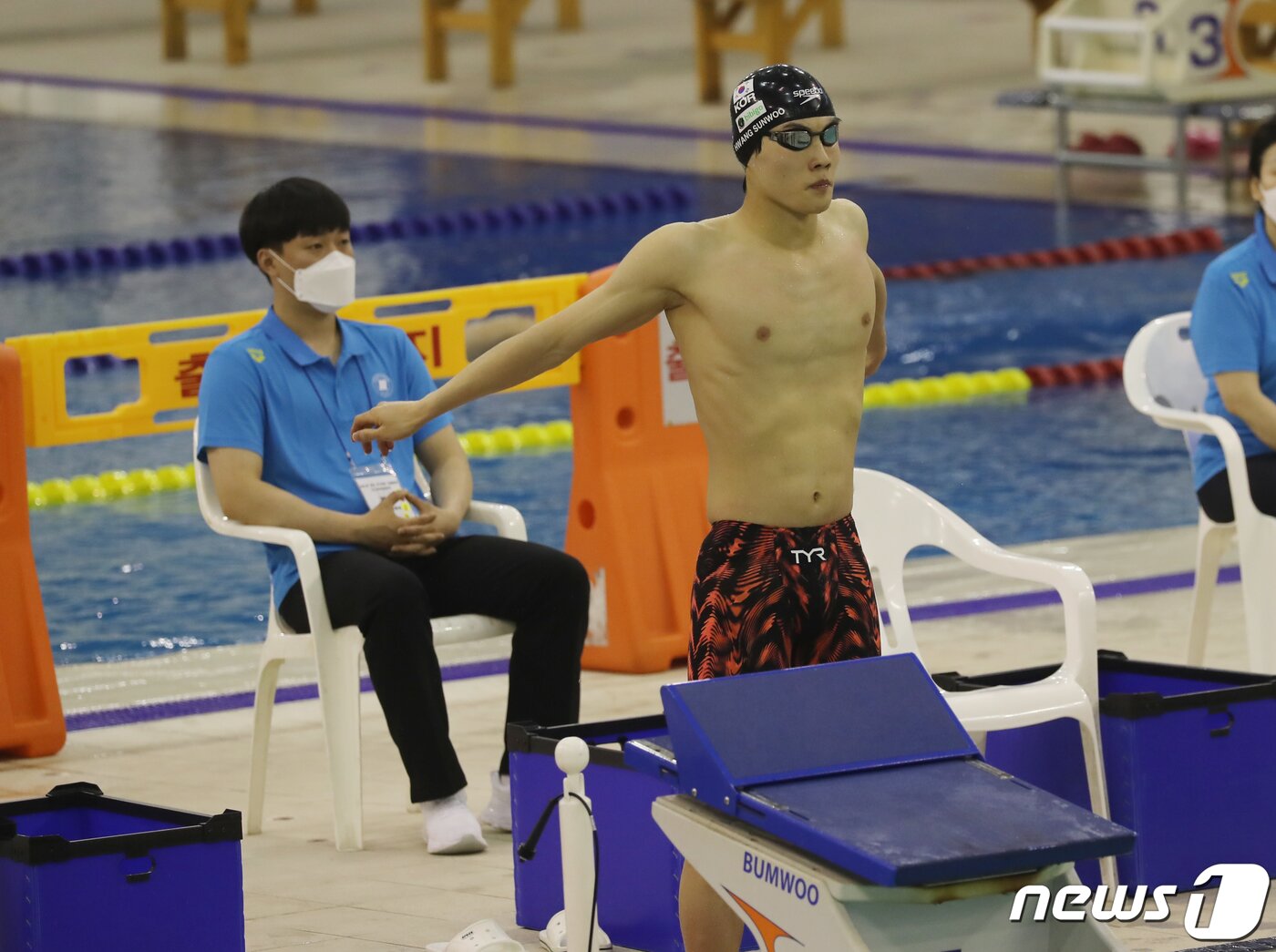 본문 이미지 - 17일 오전 제주종합경기장 내 실내수영장에서 진행된 2021 경영 국가대표 선발대회 남자 자유형 50m 결승에서 황선우(서울체고 3)가 시합 전 몸을 풀고 있다. 황선우는 이날 시합에서 22초50를 기록했다.2021.5.17/뉴스1 ⓒ News1 오현지 기자