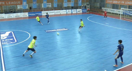 본문 이미지 - 경기 중 상대 팀 선수의 허벅지와 허리 사이를 가격하는 제천FS 선수. (한국풋살연맹 중계 화면 갈무리) ⓒ 뉴스1