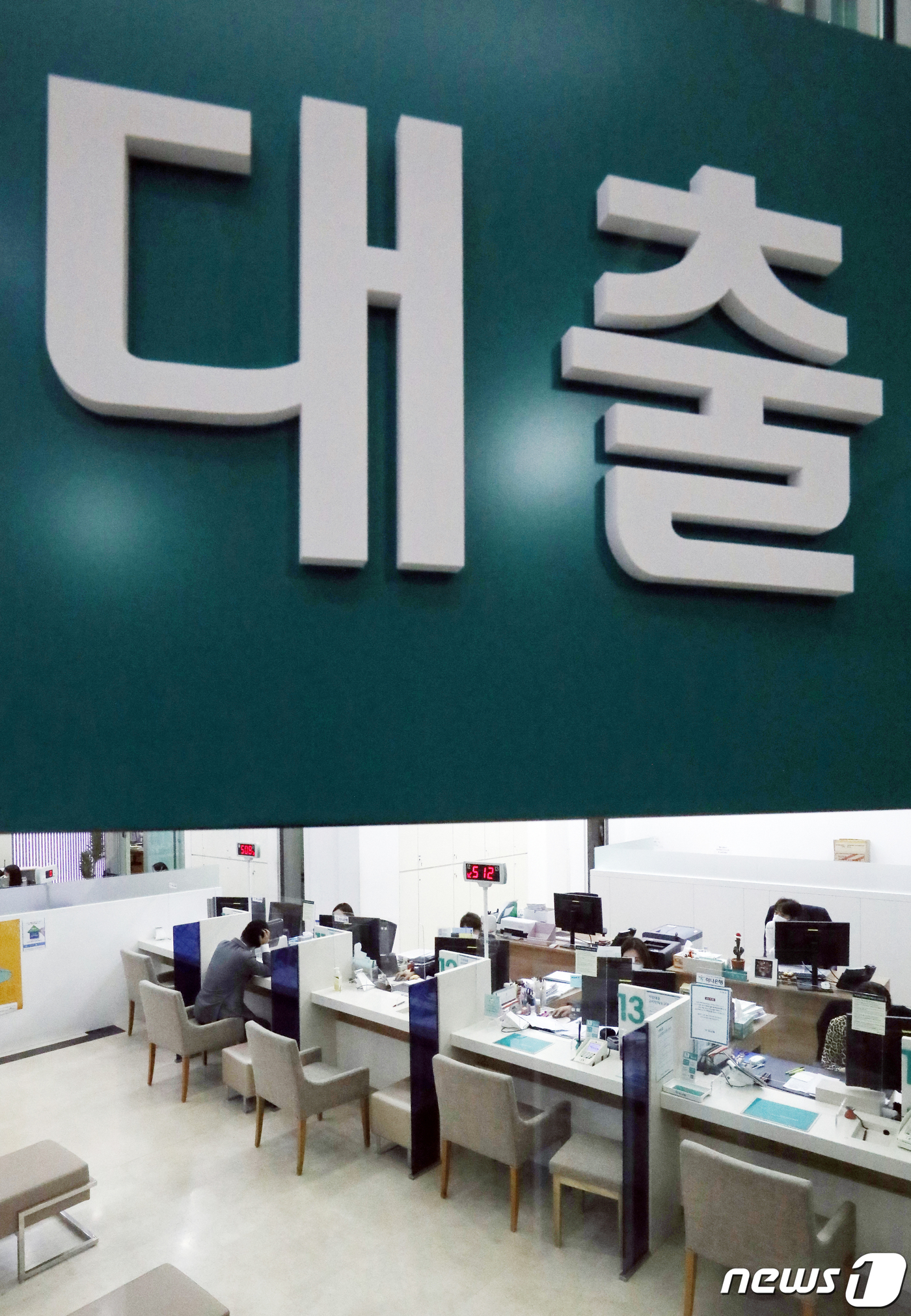 (서울=뉴스1) 민경석 기자 = 더불어민주당이 17일 무주택 실수요자에 한해 LTV(주택담보비율) 한도를 사실상 90%까지 완화하는 방안을 검토 중이다.당 부동산특위를 이끄는 김진 …