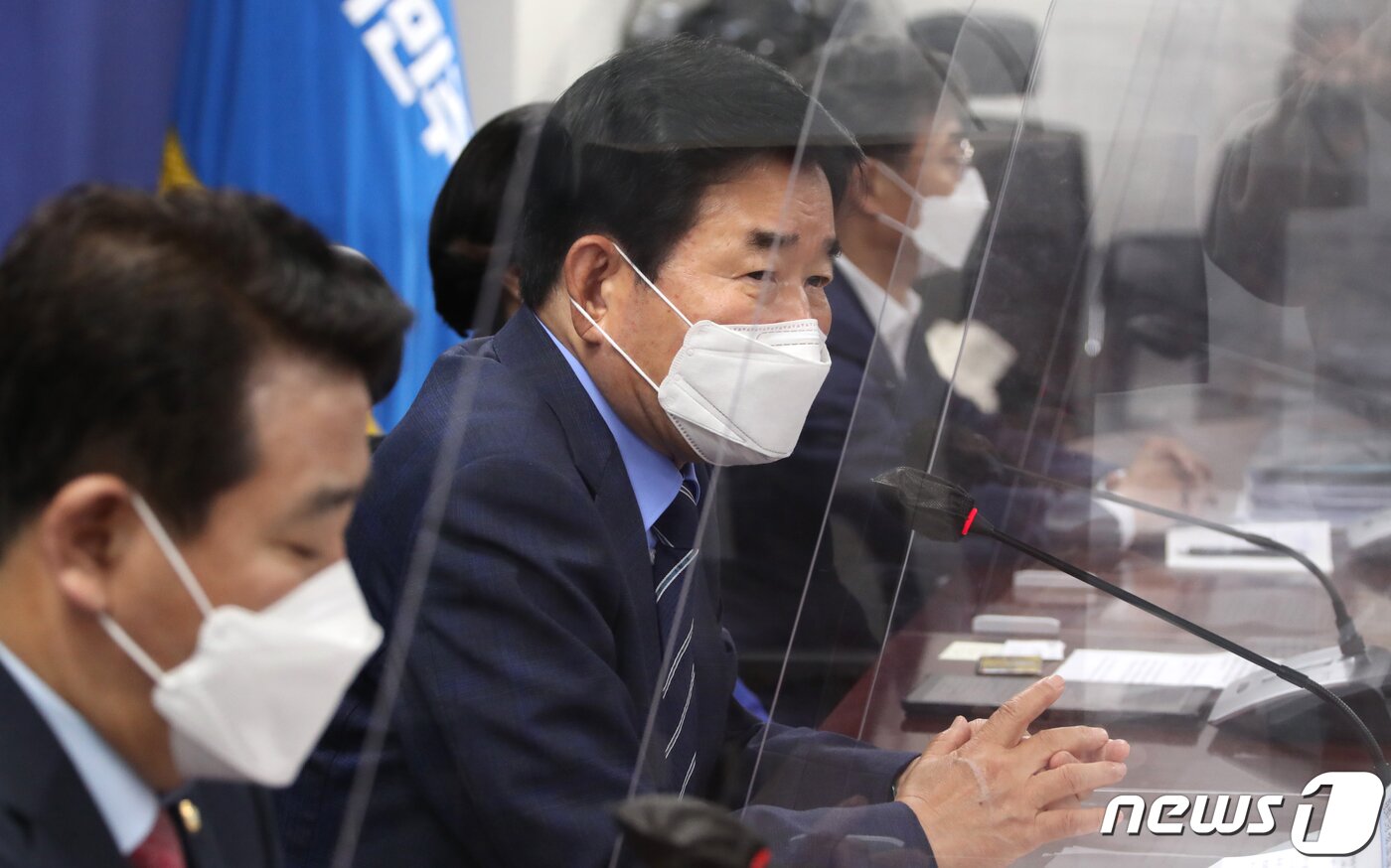 본문 이미지 - 17일 서울 여의도 국회에서 열린 ‘더불어민주당 부동산특별위원회-서울시 구청장 정책현안 회의’에서 김진표 위원장이 모두발언을 하고 있다. 2021.5.17/뉴스1 ⓒ News1 오대일 기자