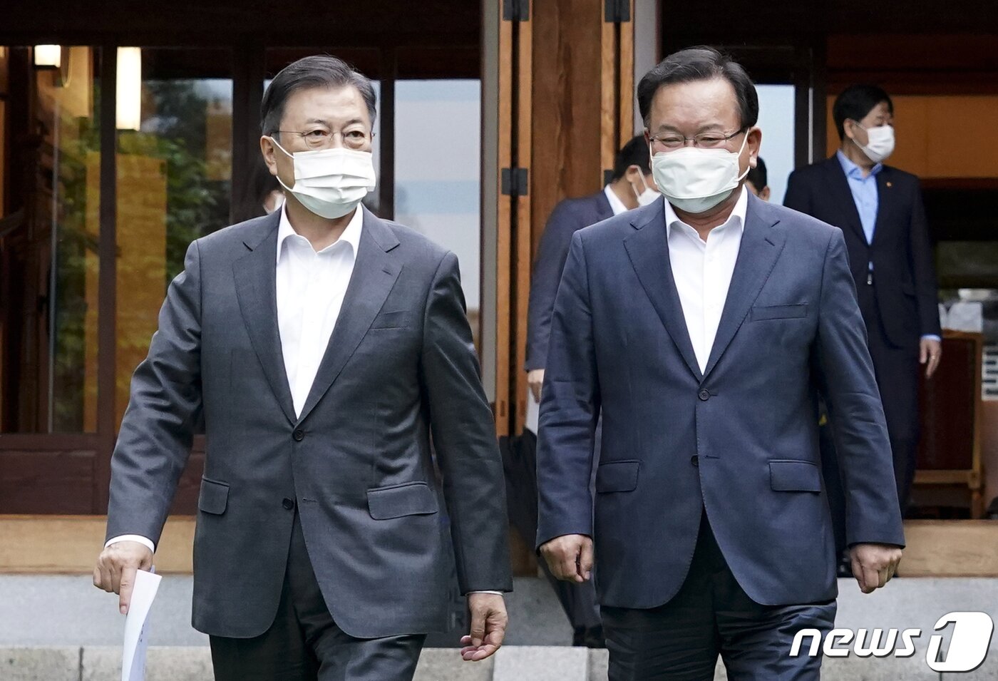 본문 이미지 - 문재인 대통령이 17일 청와대 상춘재에서 김부겸 국무총리와 주례회동을 마친 후 대화하고 있다.(청와대 제공) 2021.5.17/뉴스1