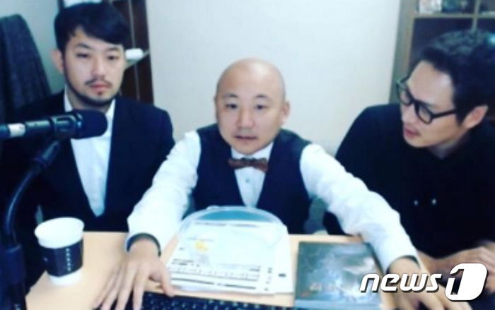 본문 이미지 - 웹툰 작가 주호민는 갑작스럽게 유튜브 댓글이 막혔다고 밝혔다. 이를 두고 주호민 작가가 아동 콘텐츠로 분류된 것 아니냐는 추측이 나왔다. (주호민 유튜브 갈무리) ⓒ 뉴스1