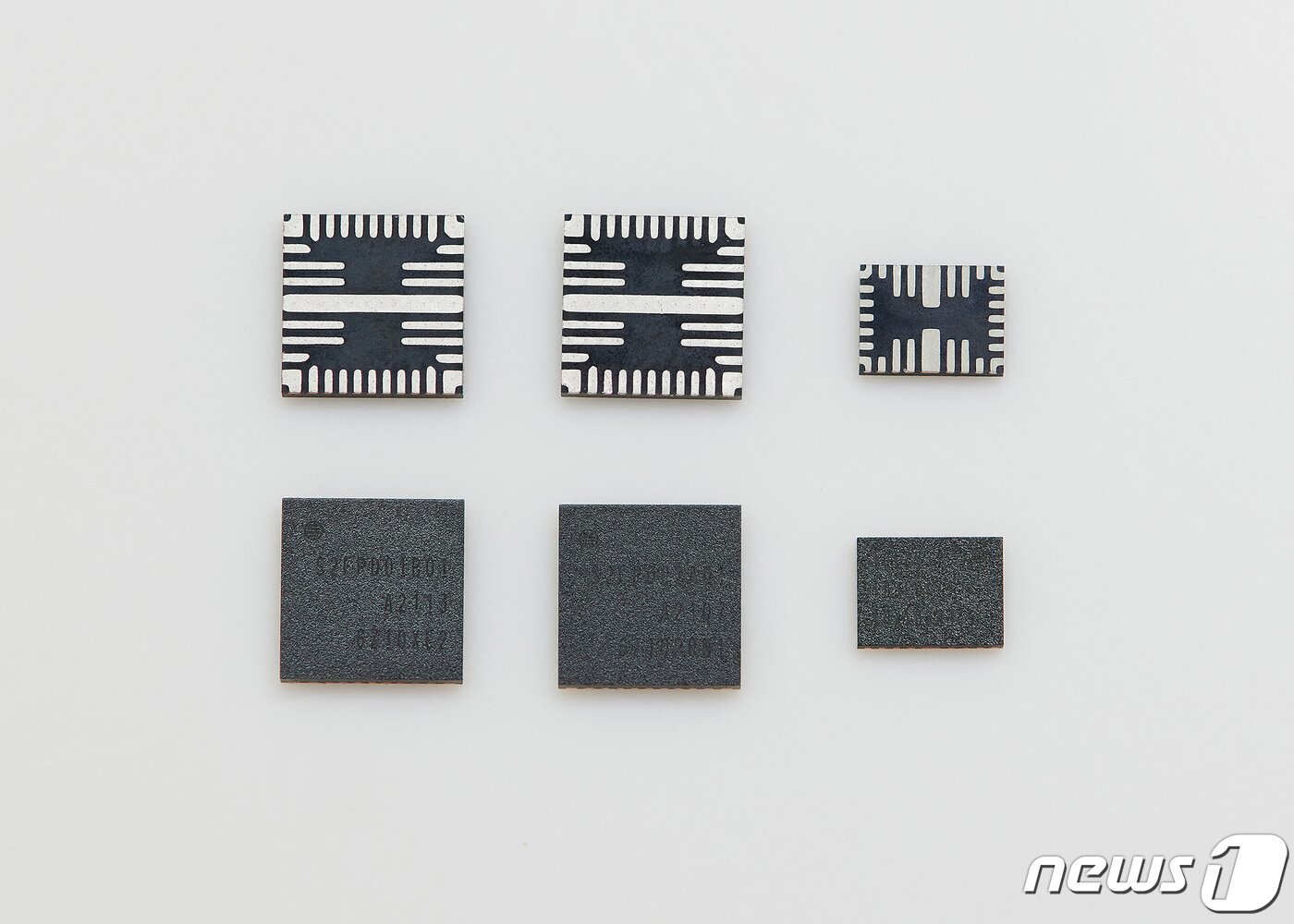 본문 이미지 - 삼성전자 DDR5 D램 모듈용 전력관리반도체. (삼성전자 제공)ⓒ 뉴스1