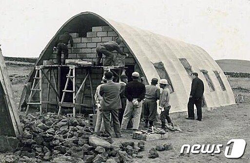 본문 이미지 - 1960년대 제주 테시폰식 건축물 시공 모습.(제주도청 제공)2021.5.22/뉴스1ⓒ News1