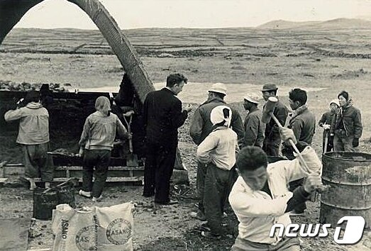 본문 이미지 - 1960년대 제주 테시폰식 건축물 시공 모습.(제주도청 제공)2021.5.22/뉴스1ⓒ News1