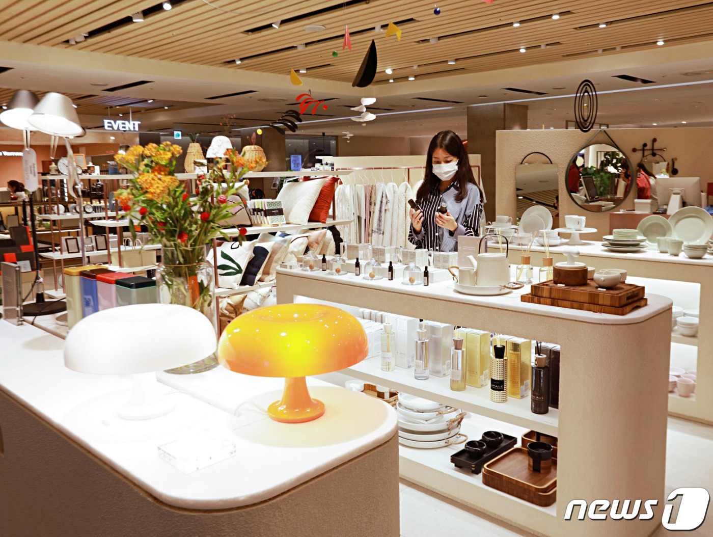 (서울=뉴스1) = 롯데백화점은 유럽 15개국의 60여개 프리미엄 홈데코 브랜드를 한데 모은 '탑스 메종'의 첫번째 매장을 인천터미널점 5층에 오픈했다고 밝혔다. 19일 인천시 미 …