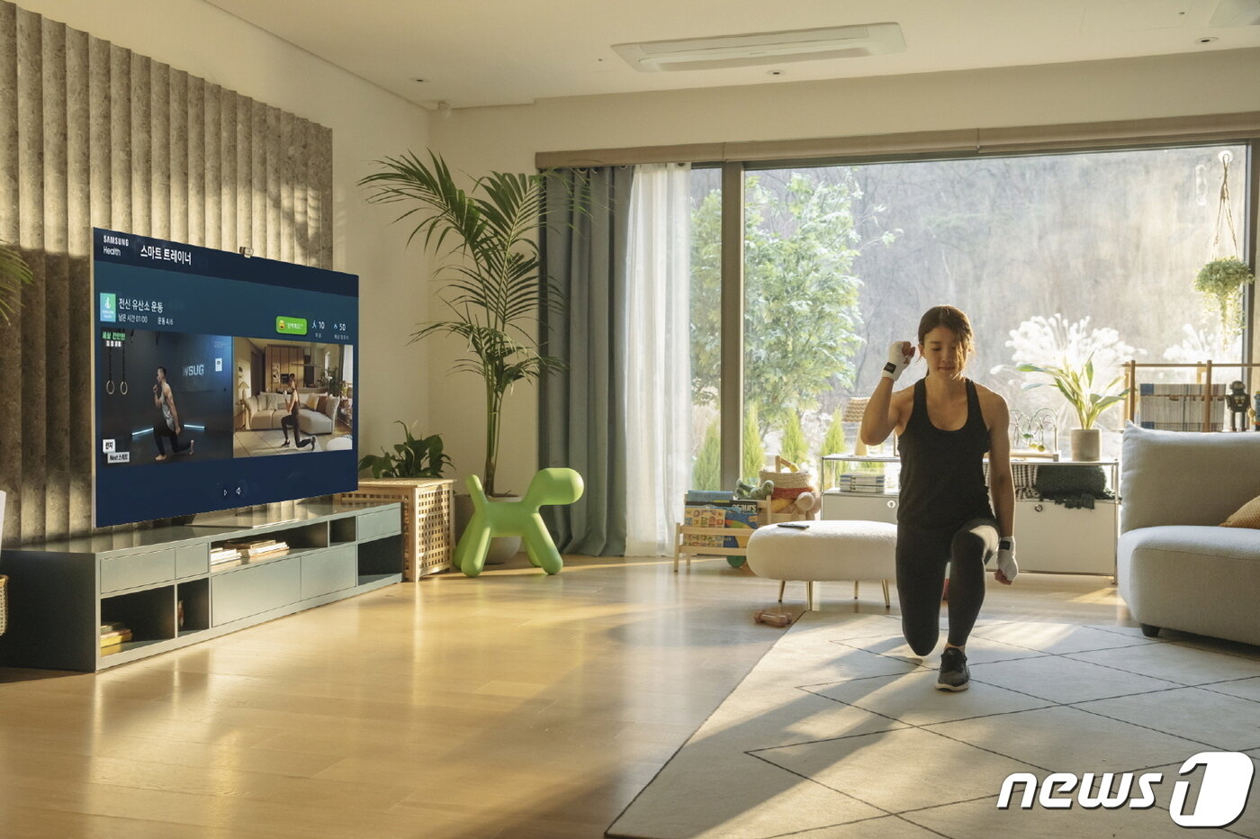 본문 이미지 - 삼성전자가 ‘Neo QLED 8K’를 통해 소비자들의 일상을 더 풍요롭게 만들어 준다는 메시지를 담은 새로운 영상 ‘Neo LIFE’를 1일 공개했다. 배우 이시영이 스마트 트레이너의 도움을 받아 전문적인 홈 트레이닝을 하고 있다.(삼성전자 제공) 2021.5.2/뉴스1