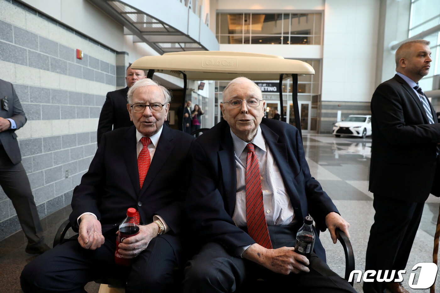 본문 이미지 - 1일&#40;현지시간&#41; 워런 버핏과 그의 오랜 파트너인 찰리 멍거 버크셔 헤서웨이 부회장이 연례 주총을 맞아 행사에 참석하기 위해 카트를 타고 있다. ⓒ 로이터=뉴스1 ⓒ News1 박형기 기자