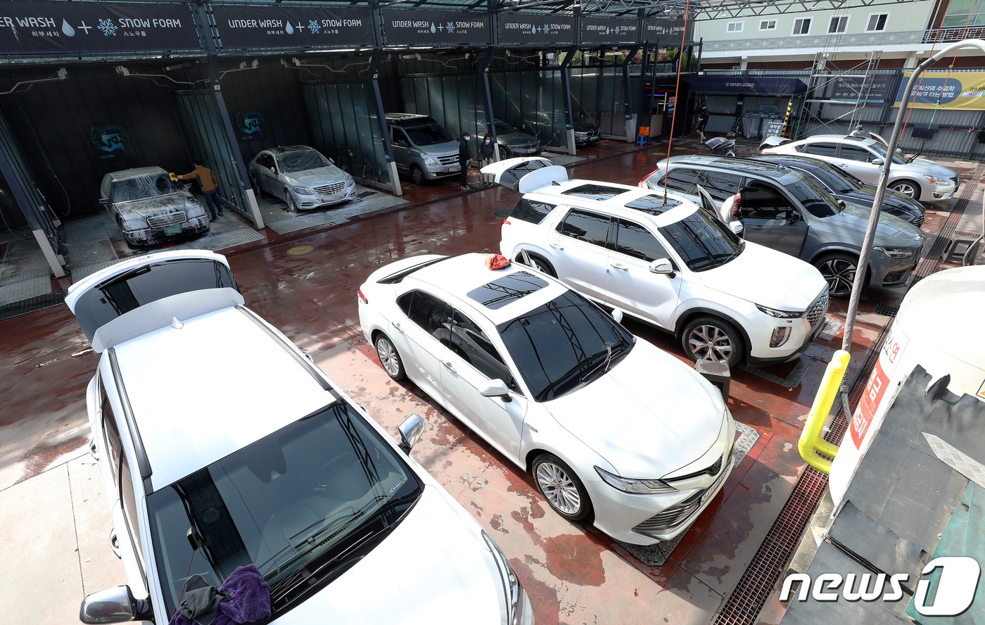 (서울=뉴스1) 박세연 기자 = 황사비가 그친 2일 서울 송파구의 한 셀프세차장에서 시민들이 세차를 하고 있다. 2021.5.2/뉴스1